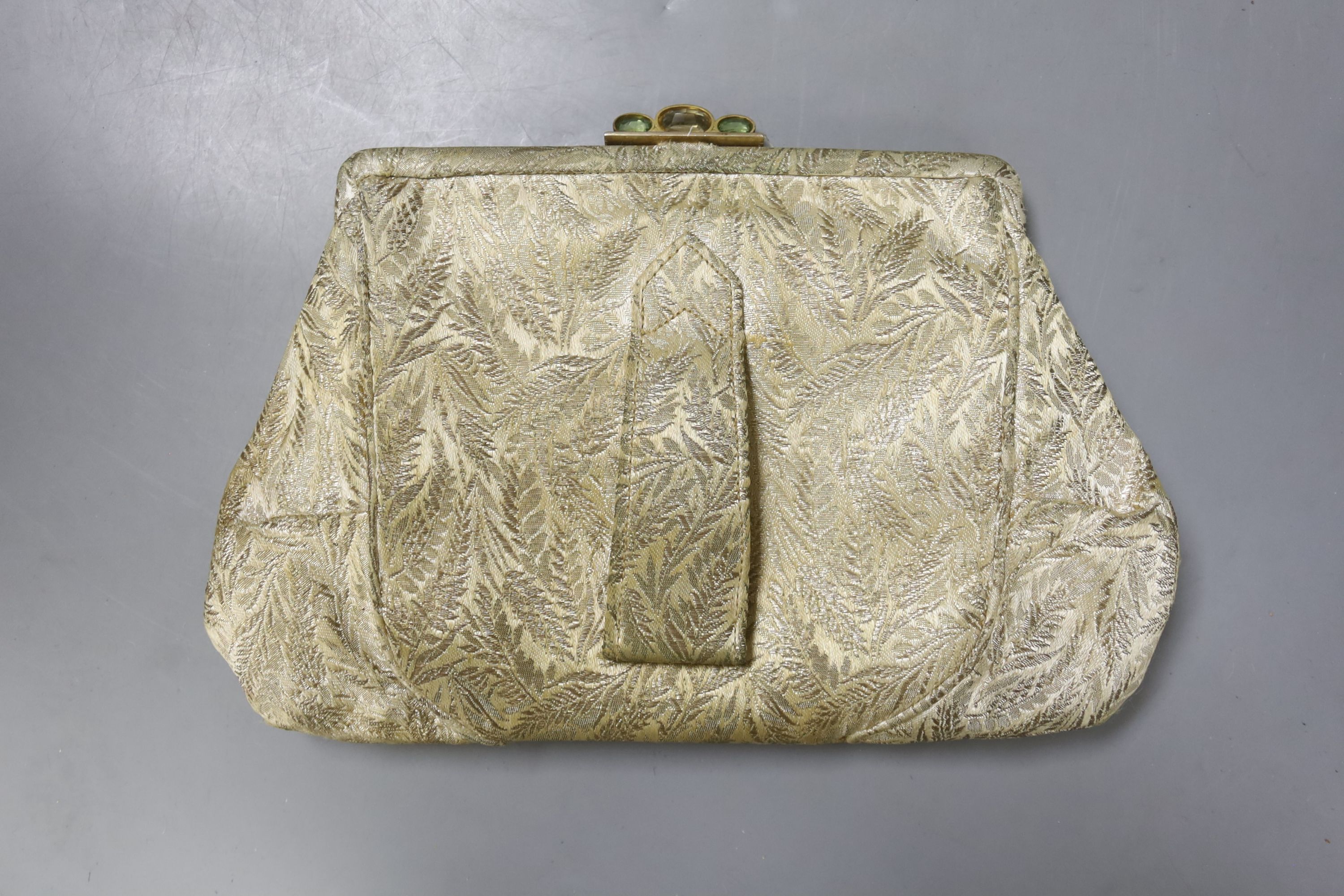 A Goldsmiths & Silversmiths evening bag with a peridot and citrine clasp